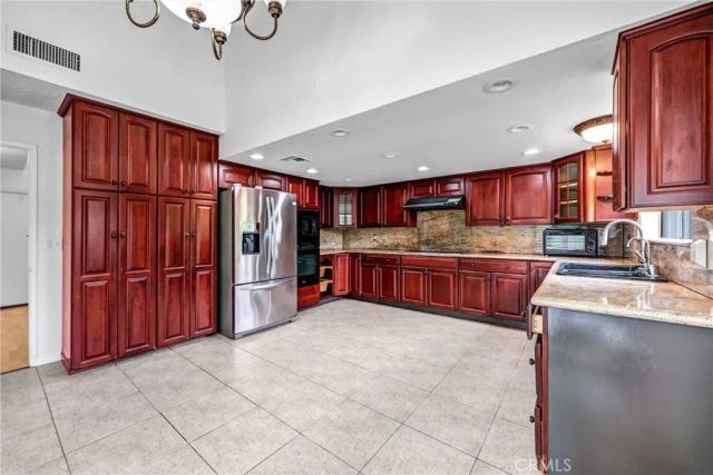 3334 Oak Glen, Los Angeles, CA 90068