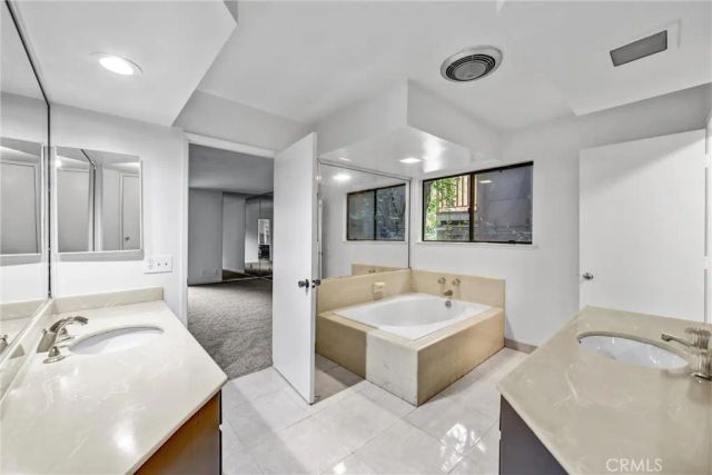 3334 Oak Glen, Los Angeles, CA 90068