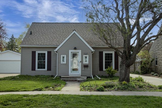 1916 N CLARK STREET, Appleton, WI 54911