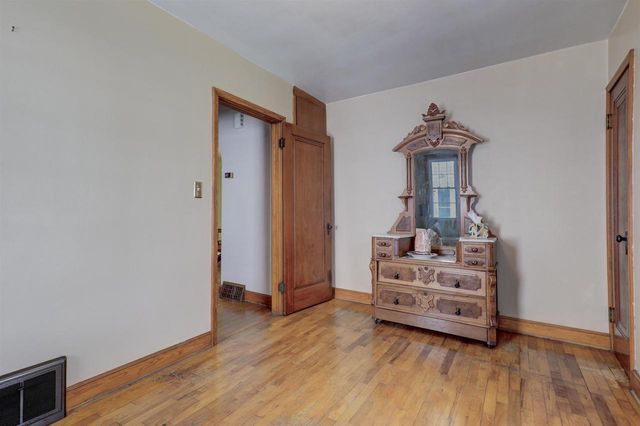 1916 N CLARK STREET, Appleton, WI 54911