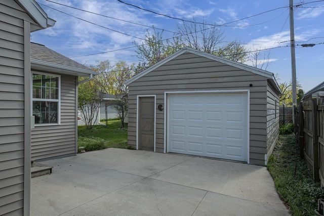 1916 N CLARK STREET, Appleton, WI 54911