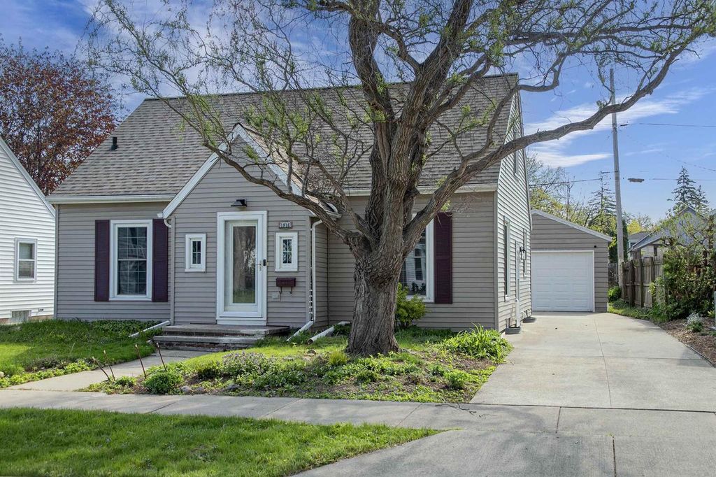 1916 N CLARK STREET, Appleton, WI 54911