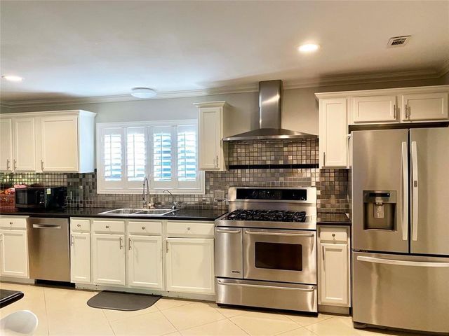 5616 Pine Street, Houston, TX 77081