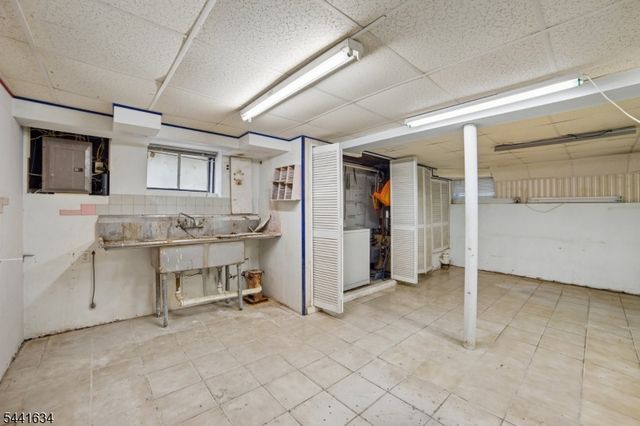 72 Lake Dr East, Wayne Twp., NJ 07470