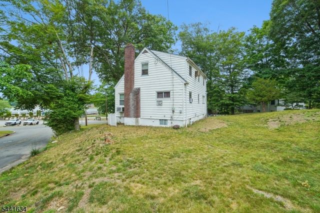 72 Lake Dr East, Wayne Twp., NJ 07470