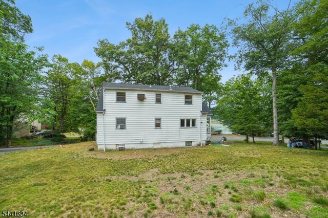 72 Lake Dr East, Wayne Twp., NJ 07470