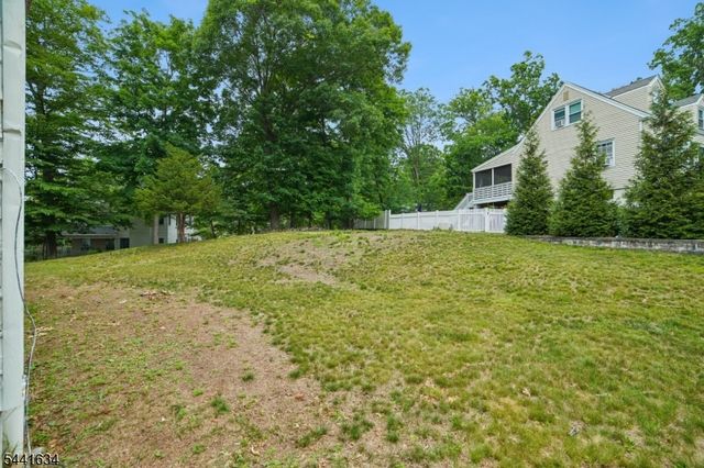 72 Lake Dr East, Wayne Twp., NJ 07470
