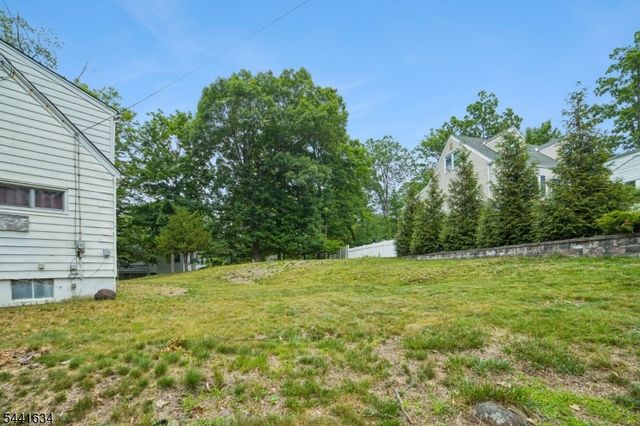 72 Lake Dr East, Wayne Twp., NJ 07470