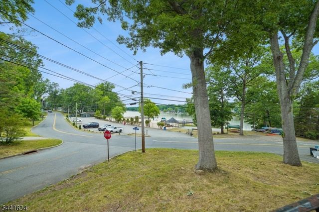 72 Lake Dr East, Wayne Twp., NJ 07470
