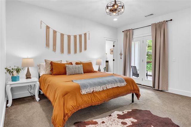 215 E Center Street, Fayetteville, AR 72701