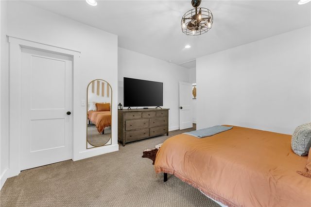 215 E Center Street, Fayetteville, AR 72701