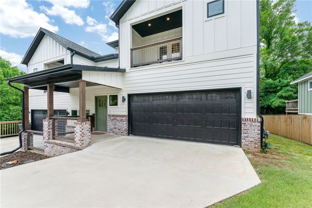 215 E Center Street, Fayetteville, AR 72701