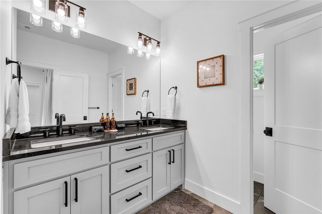 215 E Center Street, Fayetteville, AR 72701