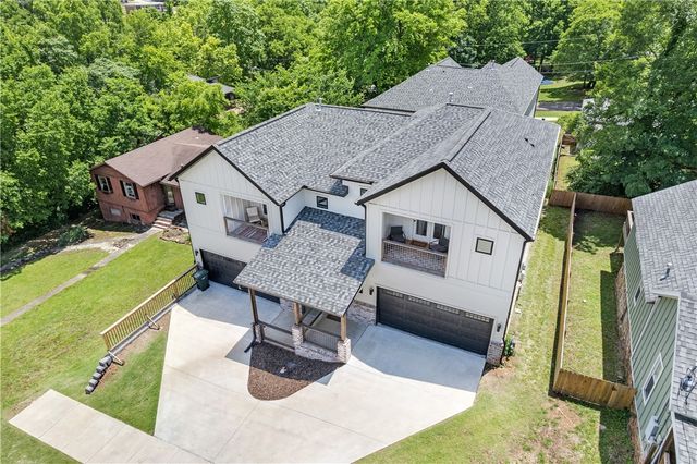 215 E Center Street, Fayetteville, AR 72701