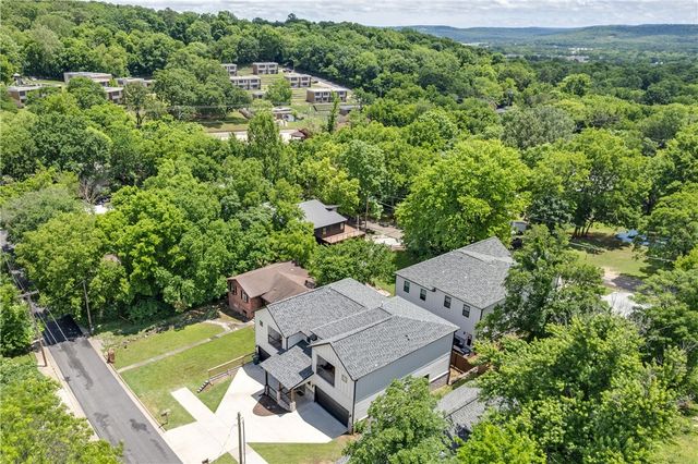 215 E Center Street, Fayetteville, AR 72701