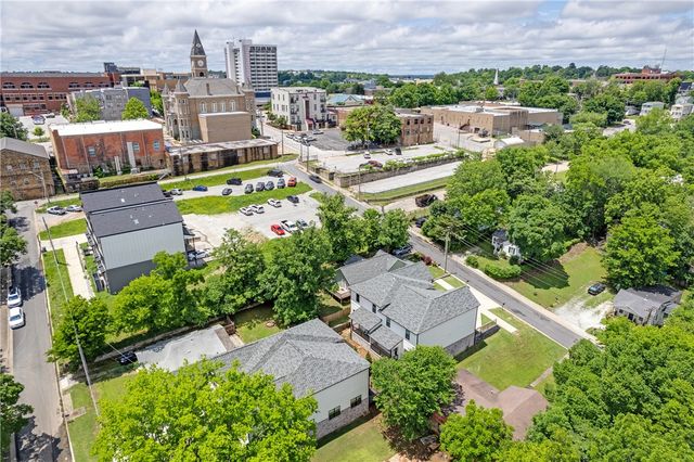 215 E Center Street, Fayetteville, AR 72701