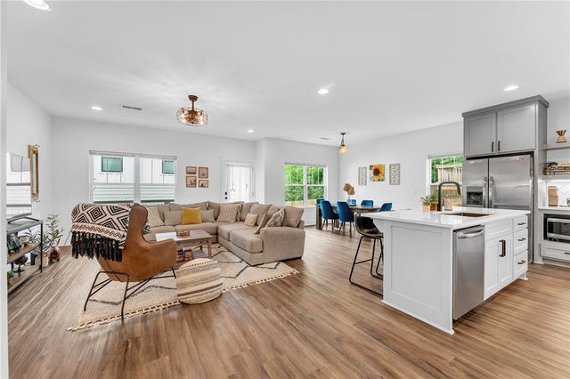 215 E Center Street, Fayetteville, AR 72701