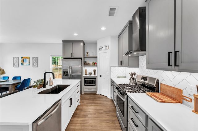 215 E Center Street, Fayetteville, AR 72701