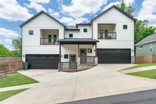 215 E Center Street, Fayetteville, AR 72701