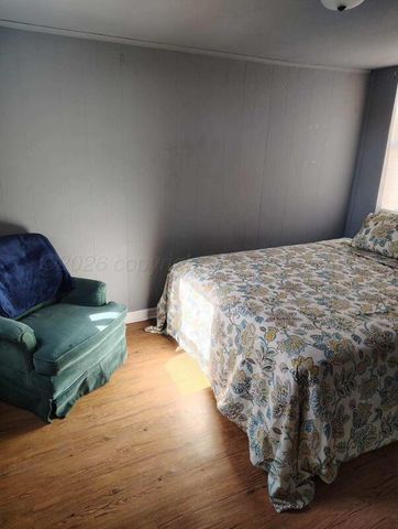 612 Clark Avenue, Stinnett, TX 79083