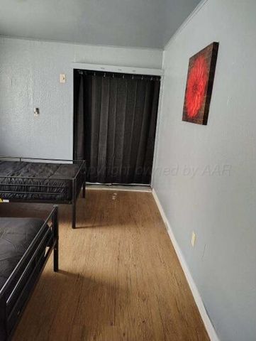 612 Clark Avenue, Stinnett, TX 79083