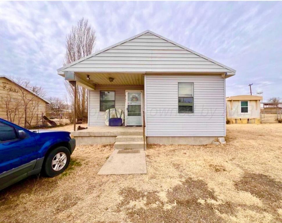 612 Clark Avenue, Stinnett, TX 79083