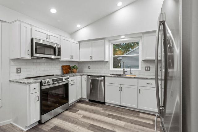 121 Fox Hollow Drive, Chanhassen, MN 55317
