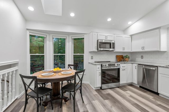 121 Fox Hollow Drive, Chanhassen, MN 55317