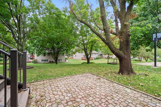 121 Fox Hollow Drive, Chanhassen, MN 55317