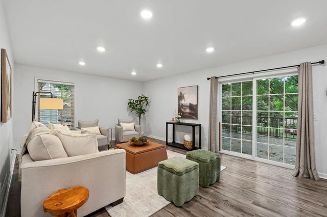 121 Fox Hollow Drive, Chanhassen, MN 55317
