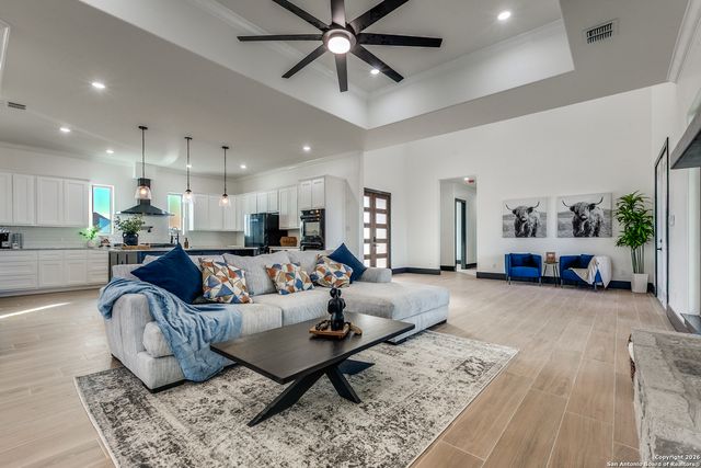 202 Venado Oak, Castroville, TX 78009