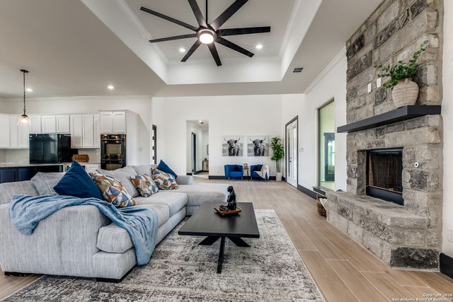 202 Venado Oak, Castroville, TX 78009