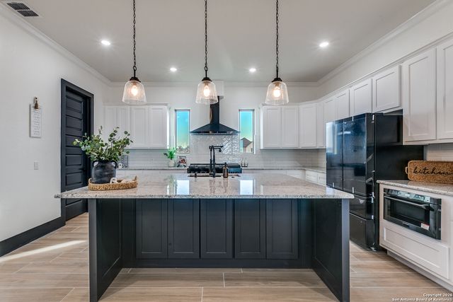 202 Venado Oak, Castroville, TX 78009