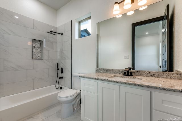 202 Venado Oak, Castroville, TX 78009