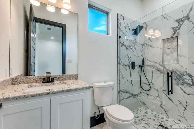 202 Venado Oak, Castroville, TX 78009