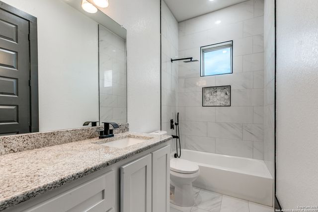 202 Venado Oak, Castroville, TX 78009