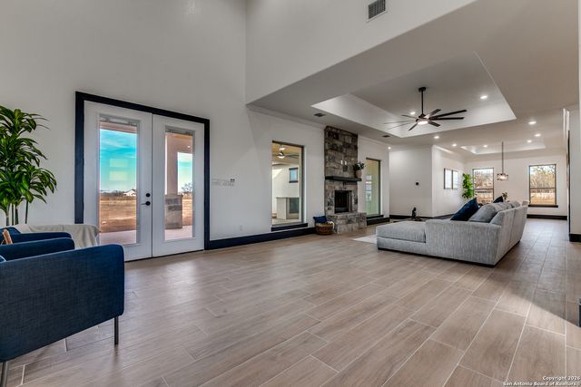 202 Venado Oak, Castroville, TX 78009