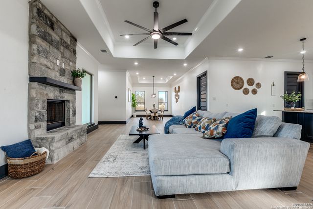 202 Venado Oak, Castroville, TX 78009