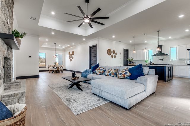 202 Venado Oak, Castroville, TX 78009