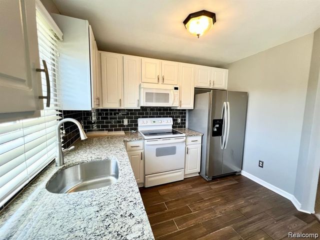 1992 Monarch Dr, Shelby Twp, MI 48316