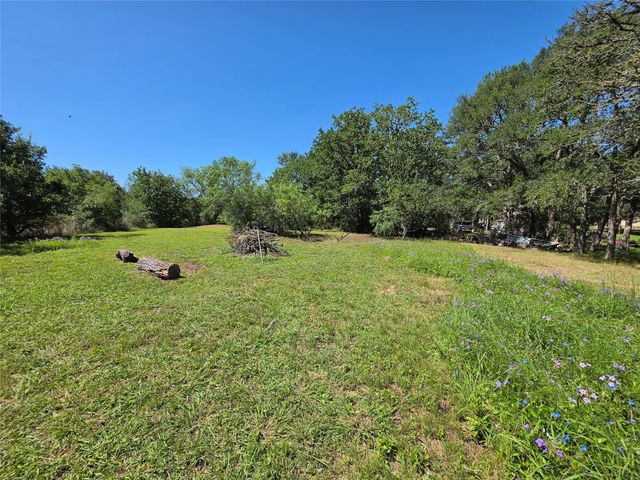 113 Valley LN, Smithville, TX 78957