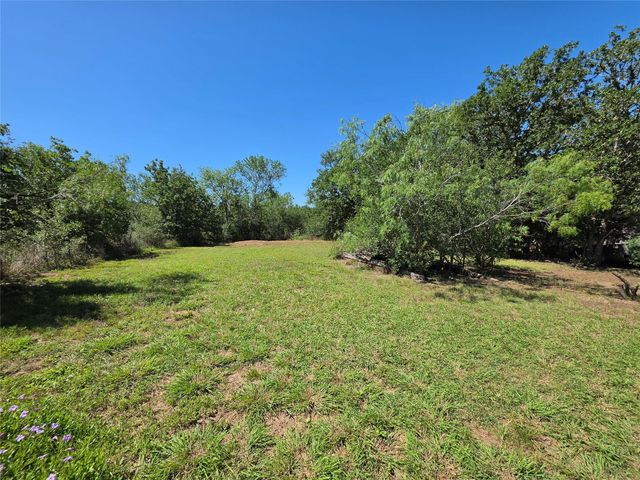 113 Valley LN, Smithville, TX 78957