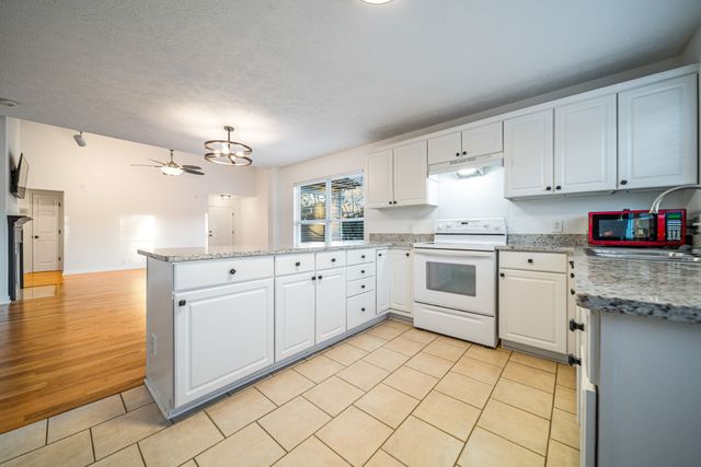 2001 Remington Park Rd, Hermitage, TN 37076