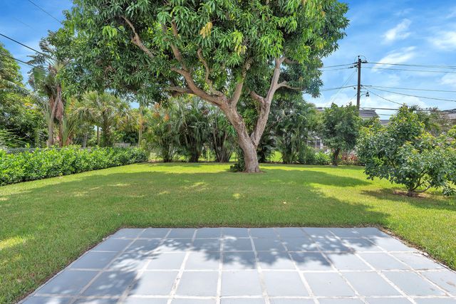 2001 Collier Avenue, Lake Worth, FL 33461