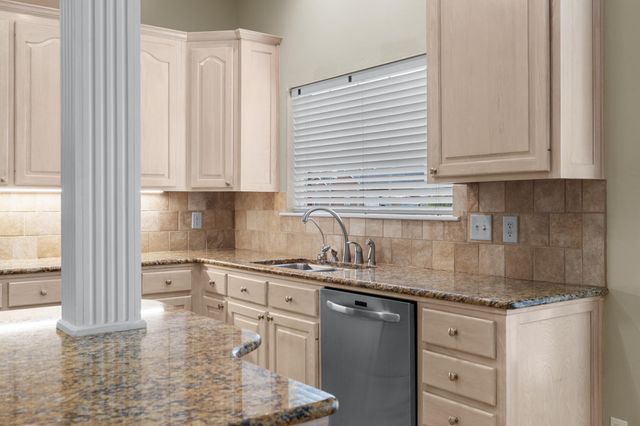 210 Lavender Ln, Longview, TX 75605