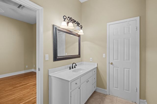 210 Lavender Ln, Longview, TX 75605