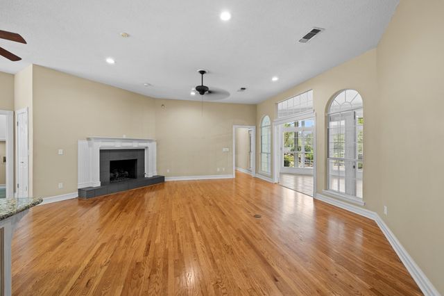 210 Lavender Ln, Longview, TX 75605