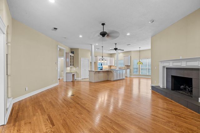 210 Lavender Ln, Longview, TX 75605