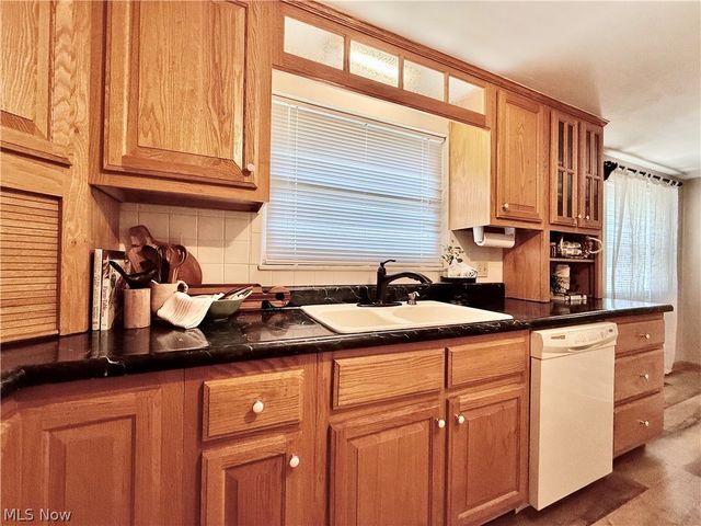 282 N Meadowlark Drive, Williamstown, WV 26187