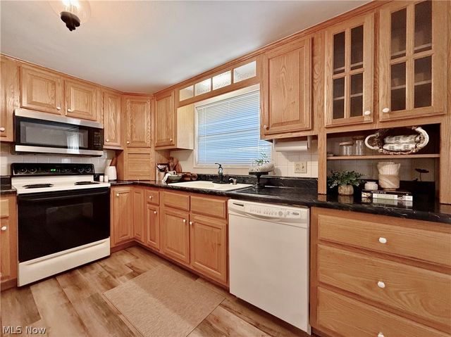 282 N Meadowlark Drive, Williamstown, WV 26187